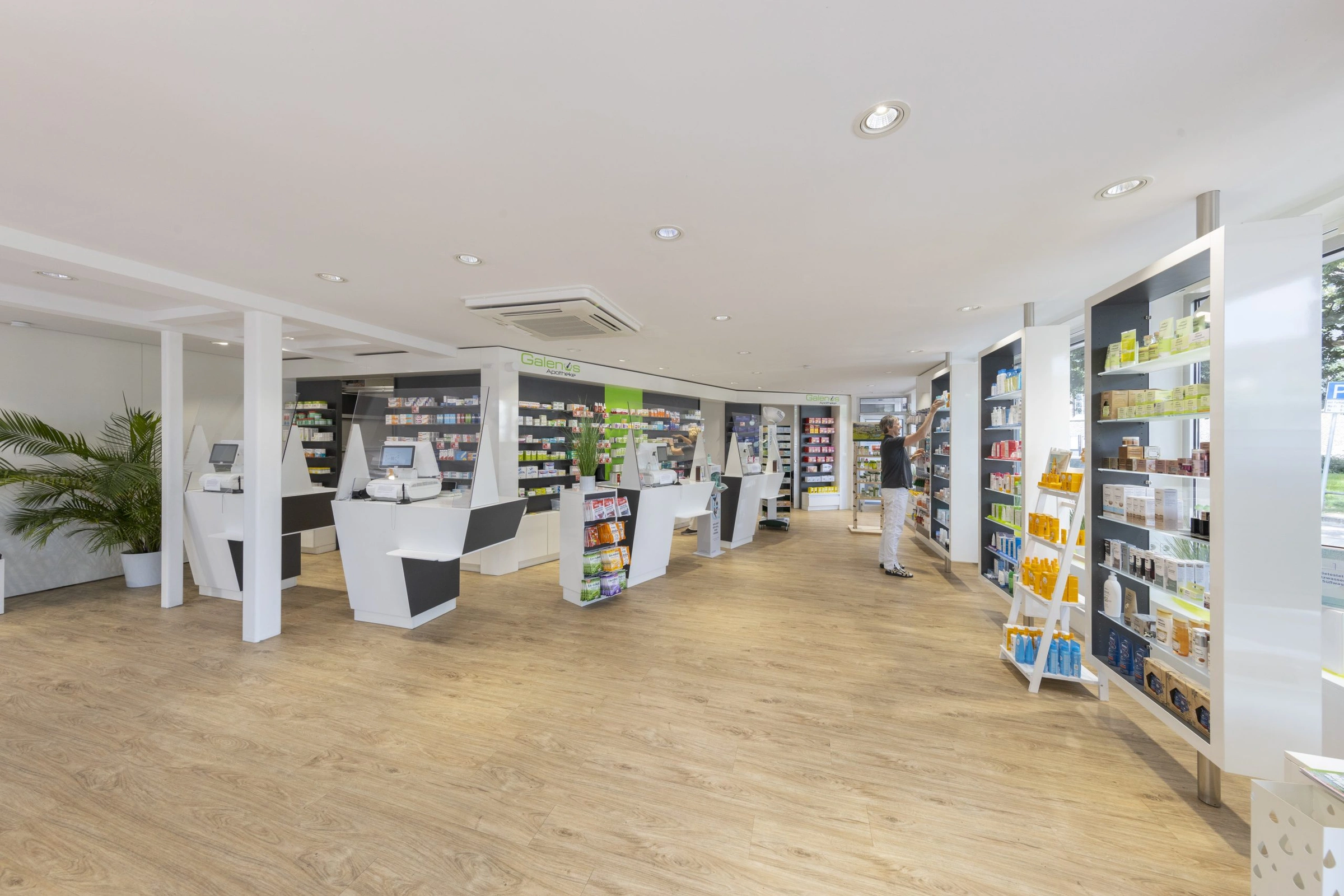 Ihre Galenus Apotheke mit viel Platz für persönliche Beratung und Service.