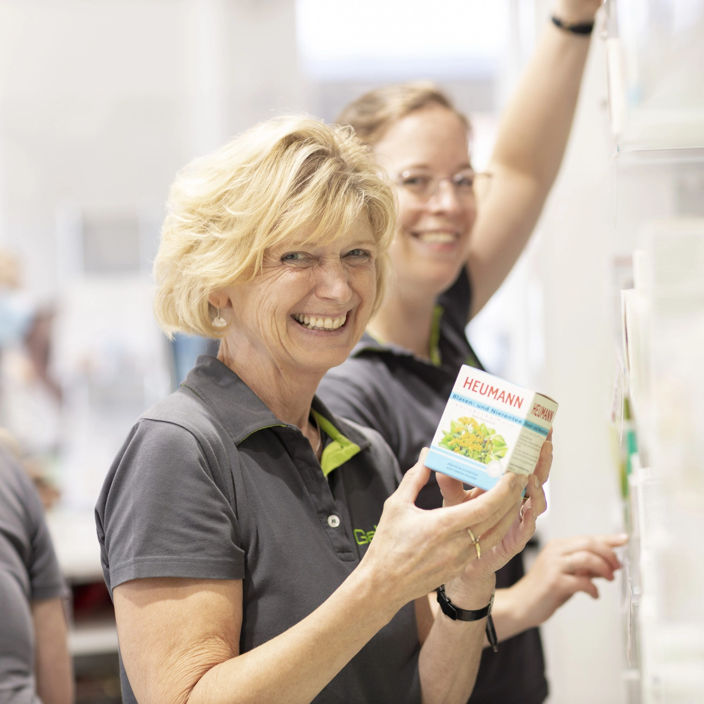 galenus-apotheke-team-beratung Ein freundliches Galenus Team, das sich engagiert um Ihre Gesundheit kümmert.