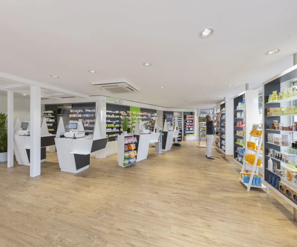 Ihre Galenus Apotheke mit viel Platz für persönliche Beratung und Service.